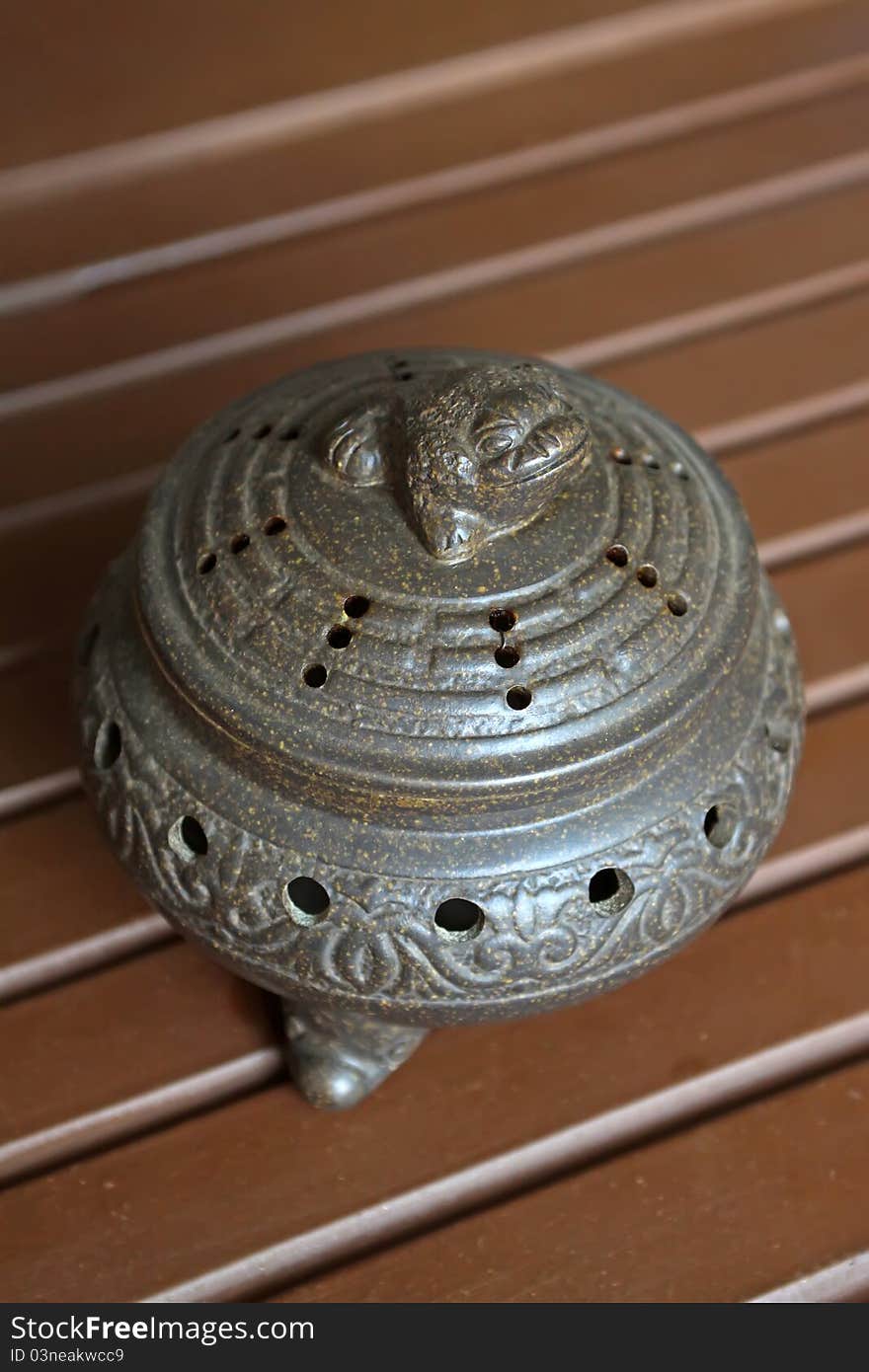 Violet arenaceous censer