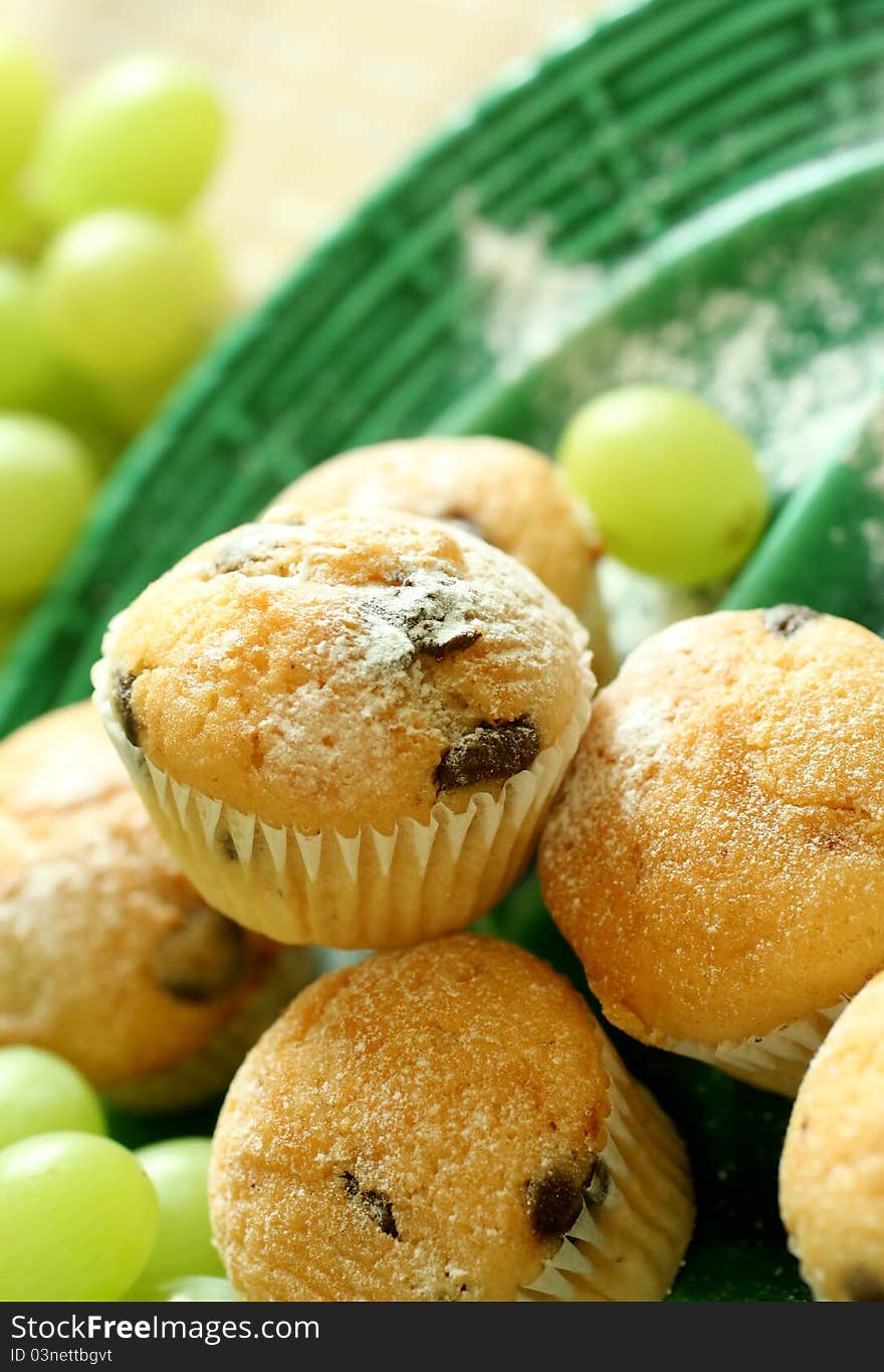 Muffins with chocolate on green plate