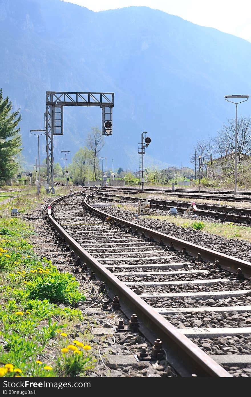 Exchanges with traffic lights and railroad tracks near the station. Exchanges with traffic lights and railroad tracks near the station