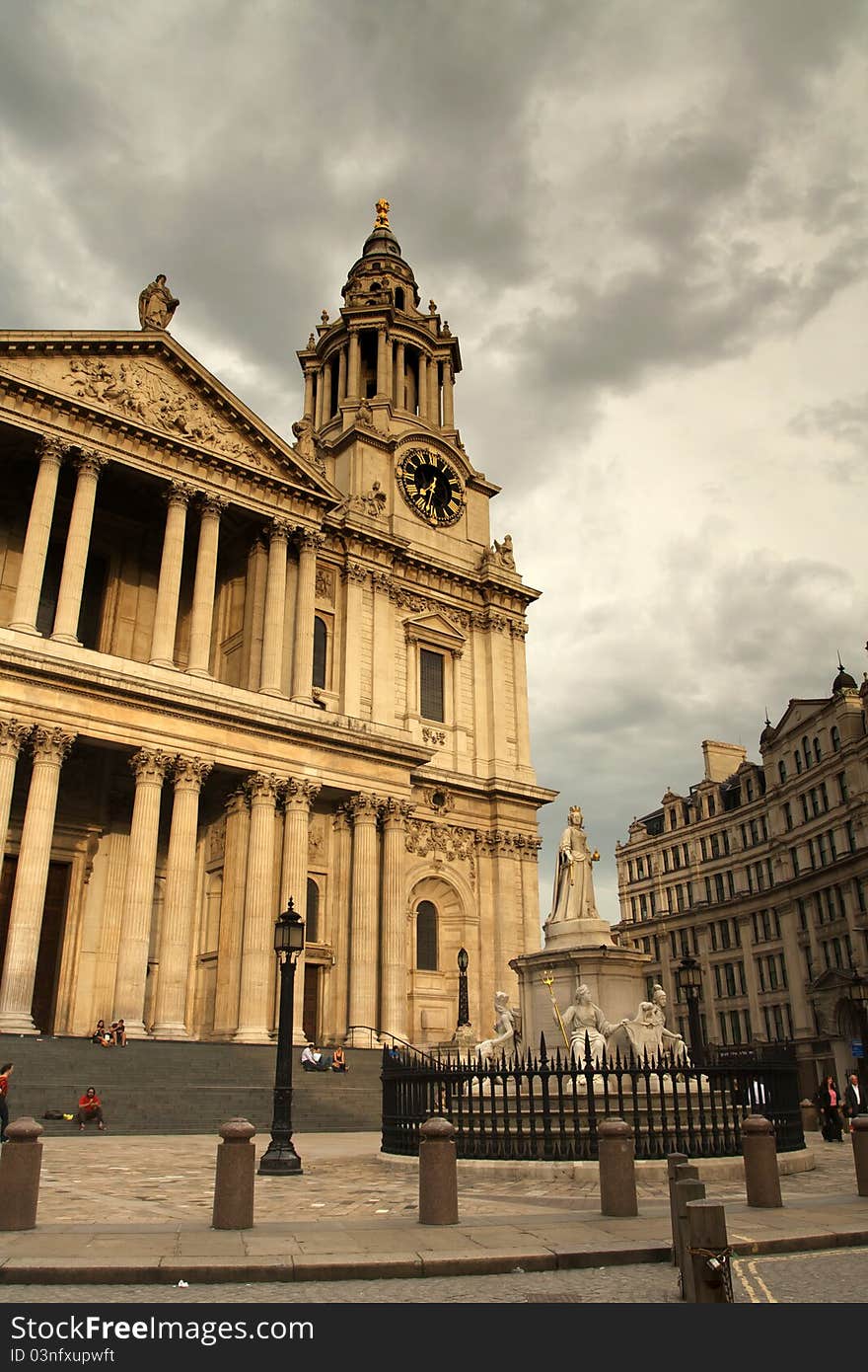 Saint Pauls cathedral & Queen Victoria