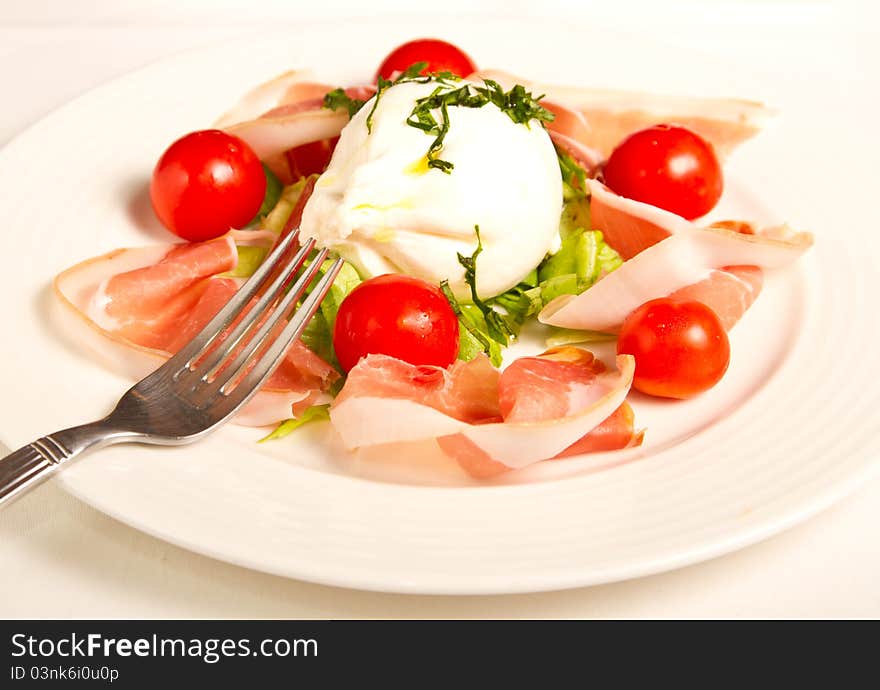 Salad with goat cheese and cherry tomatoes