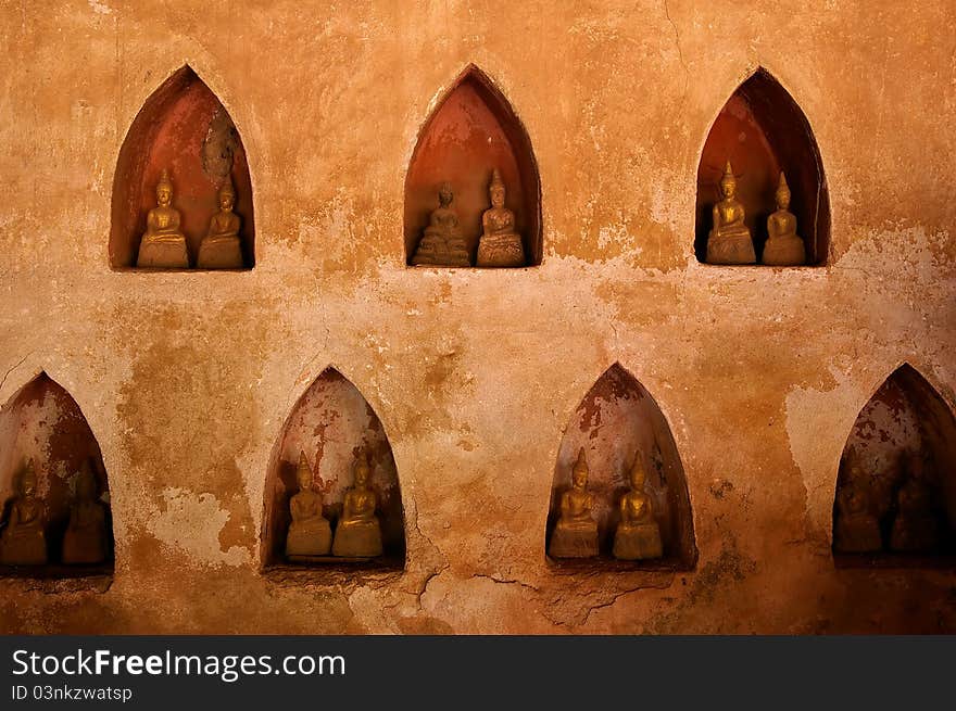 Wall with small Buddha statues