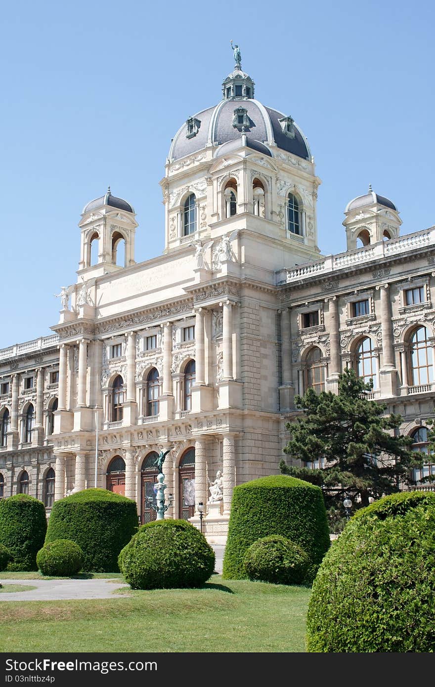 The Kunsthistorisches Museum (Museum of Fine Arts) at Maria Theresienplatz in Vienna - showing some of the gardens in front. The Kunsthistorisches Museum (Museum of Fine Arts) at Maria Theresienplatz in Vienna - showing some of the gardens in front