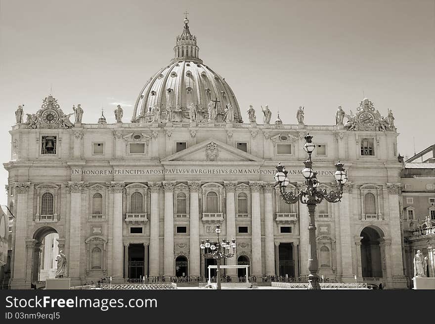 The Saint Peter's Basilica in Vatican, Italia. The Saint Peter's Basilica in Vatican, Italia.