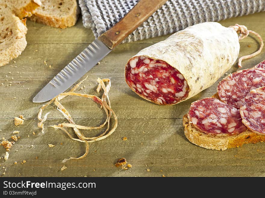 Brotzeit with salami and bred