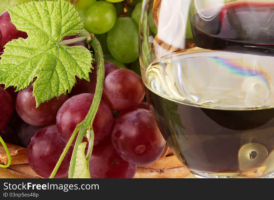 Red and white wine, with bunches of grapes, closeup photo