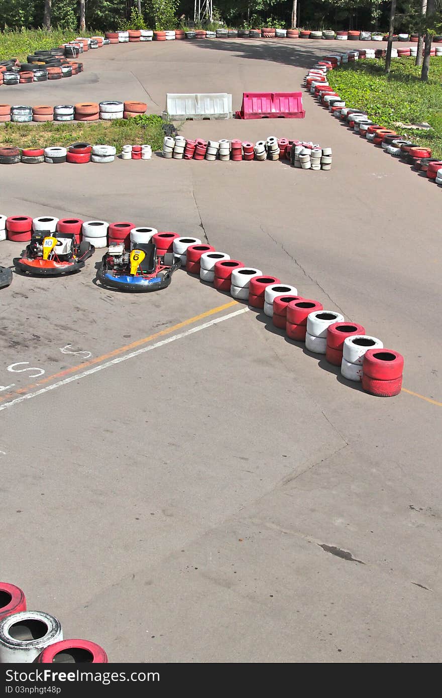 Line for go-kart racing with karts waiting for their drivers at start