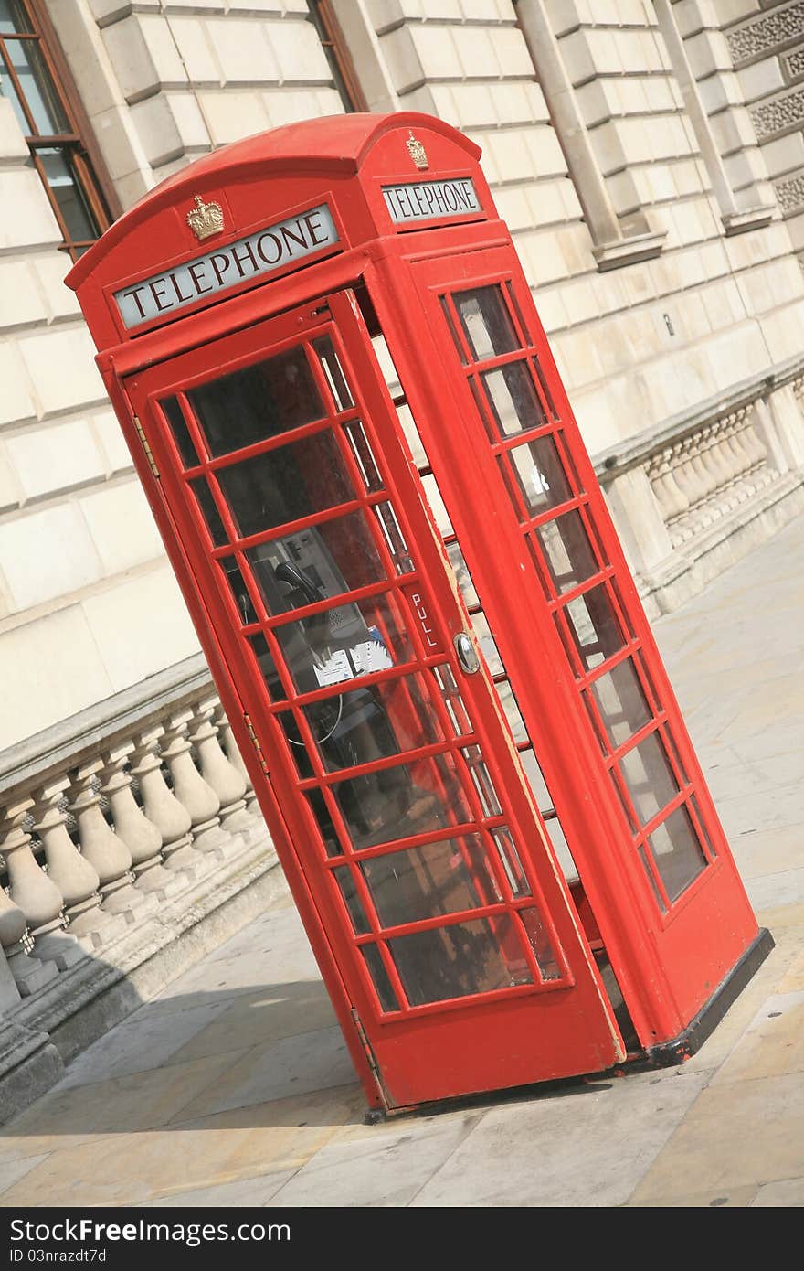 One red phone booth in central london