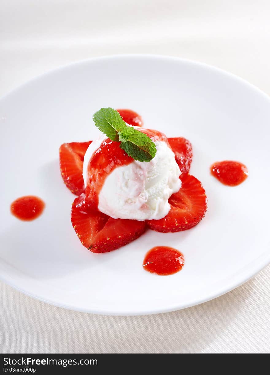 Fresh ice cream served with strawberries