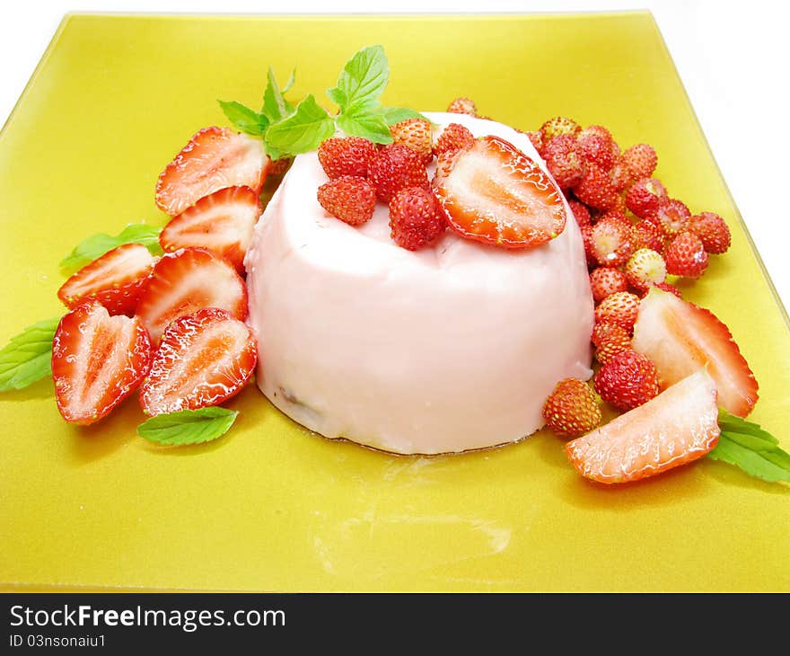 Strawberry dessert with pudding