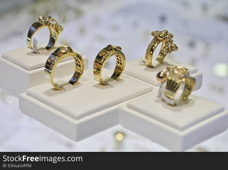 Fife golden rings in a jewelry store on display for Christmas. Fife golden rings in a jewelry store on display for Christmas