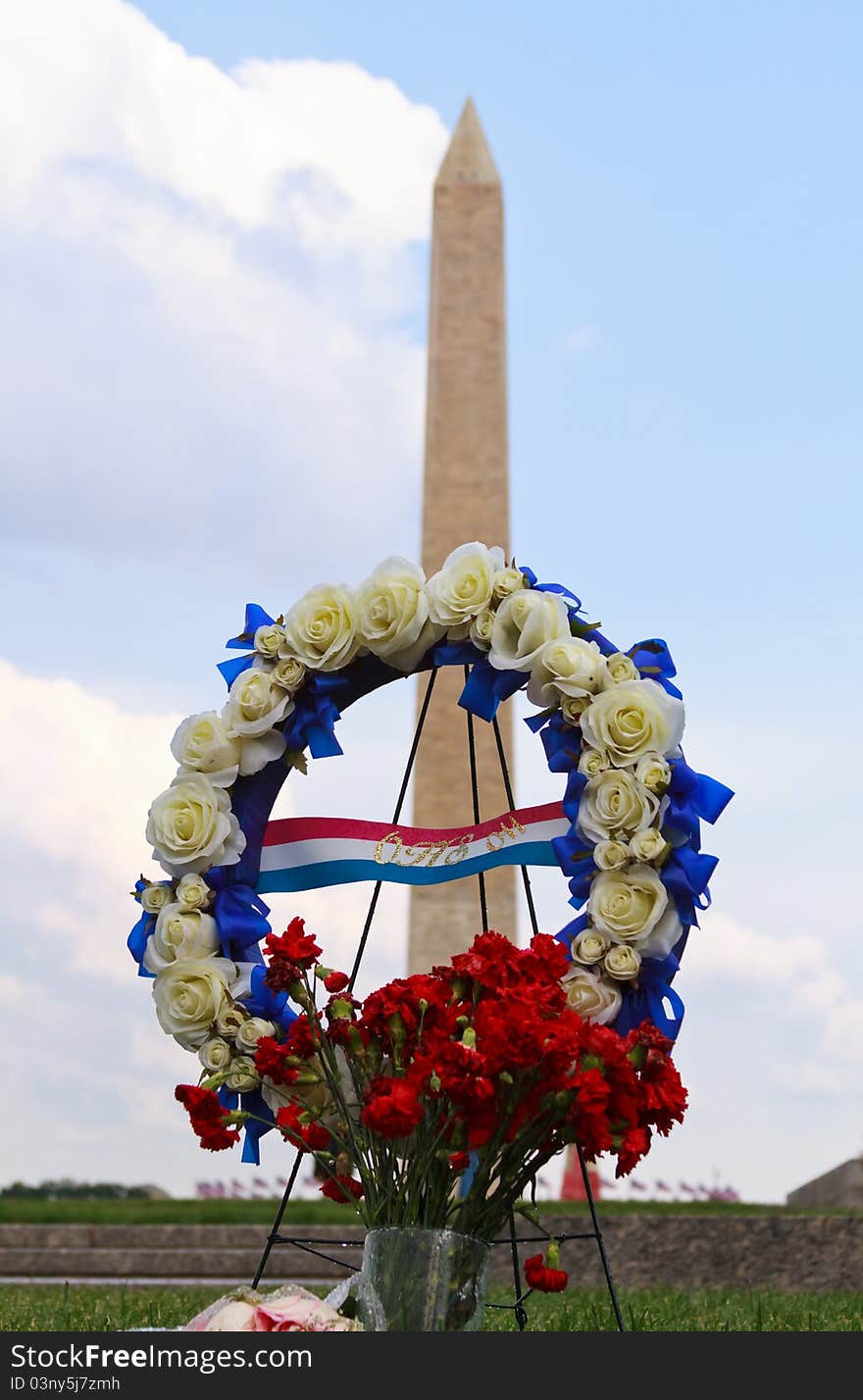 Washington monument with memorial