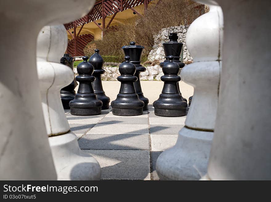 Other points of view in giant chess