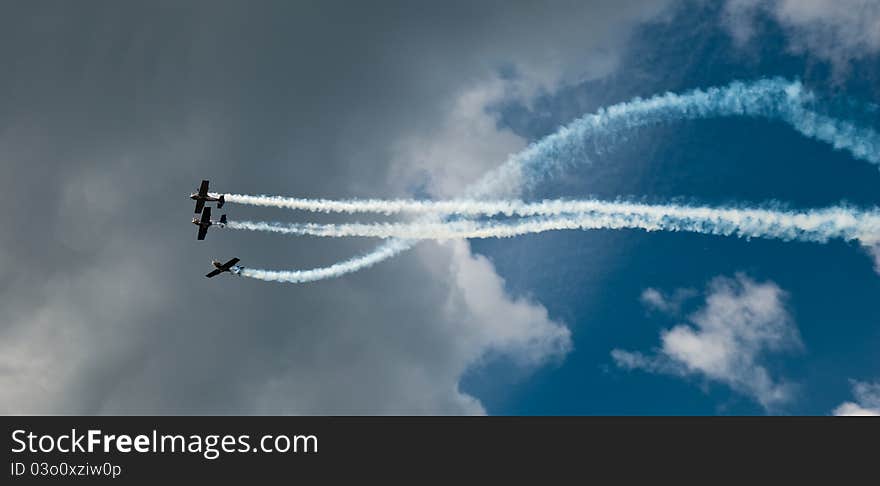 3 airplanes perform aerobatic flying in formation. 3 airplanes perform aerobatic flying in formation