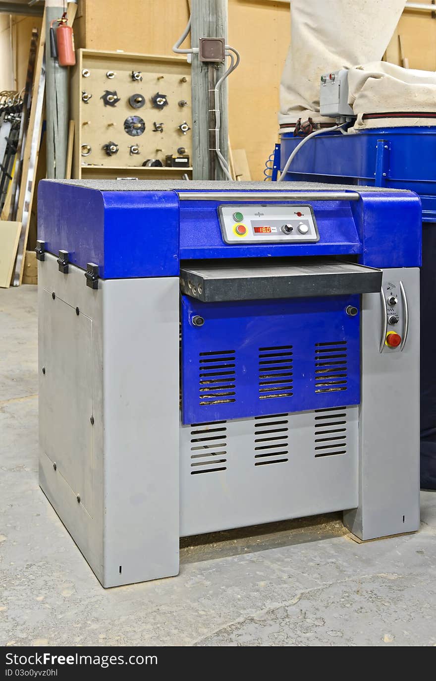 Machine for processing wood