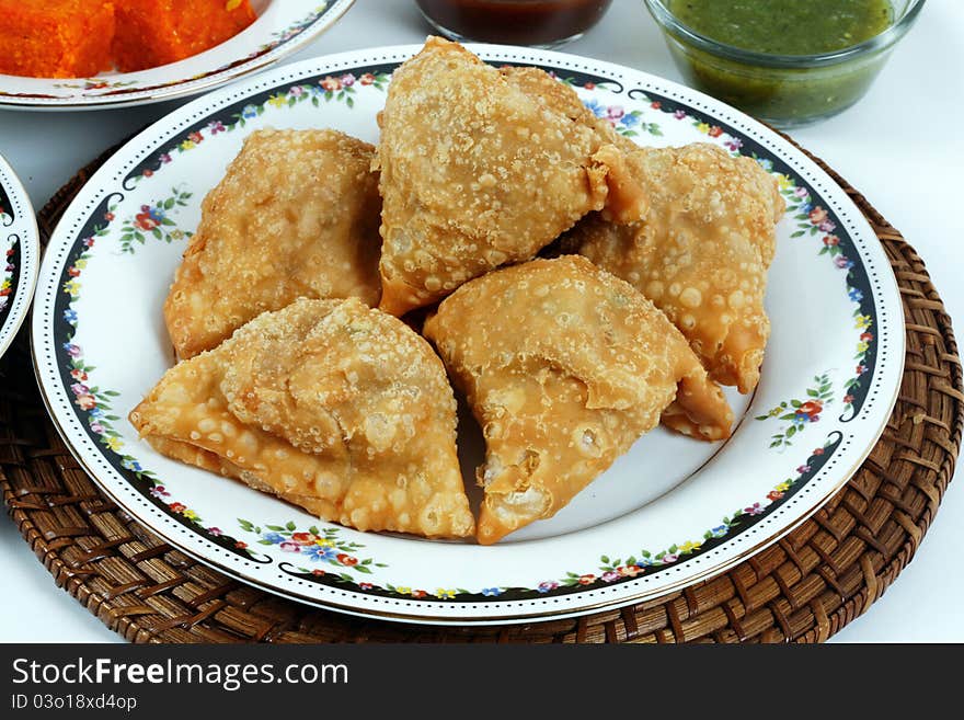 Samosas with sauce