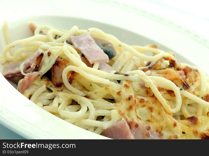 Ham, delicious to eat spaghetti.