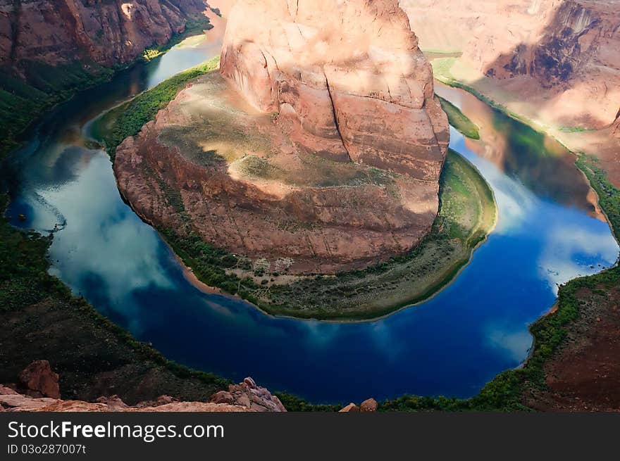 Colorado River winds through the canyon walls of Horseshoe Bend