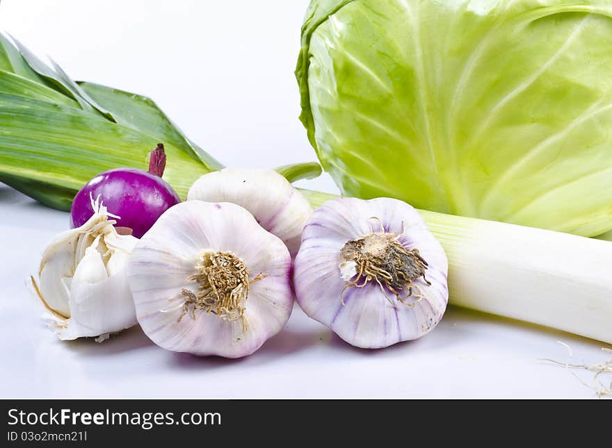 An autumnal cabbage, garlic and leek gem�se kompozition. An autumnal cabbage, garlic and leek gem�se kompozition