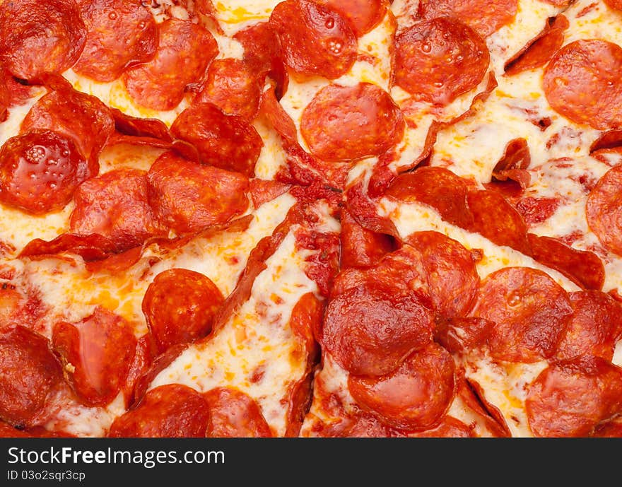 A very tempting image of a delicious pepperoni pizza.