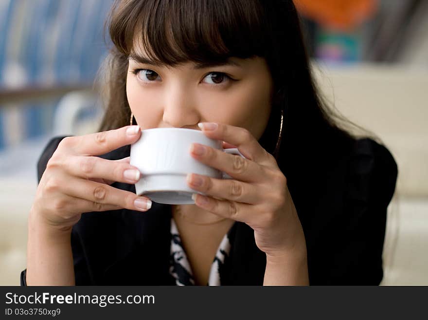 Businesswoman drinking tea in a cafe