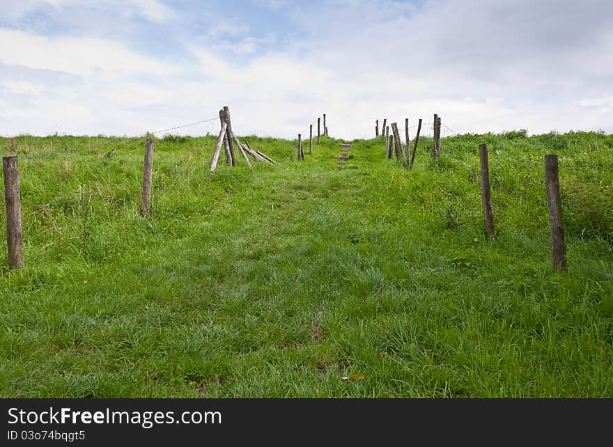 Path Upwards Between Fences