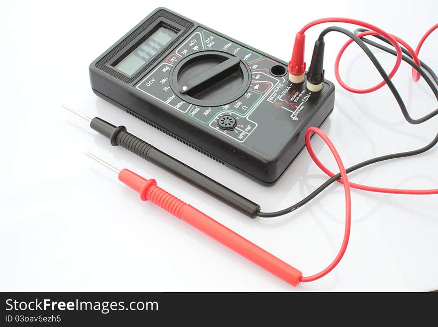 Use the multimeter to meterage a Battery.