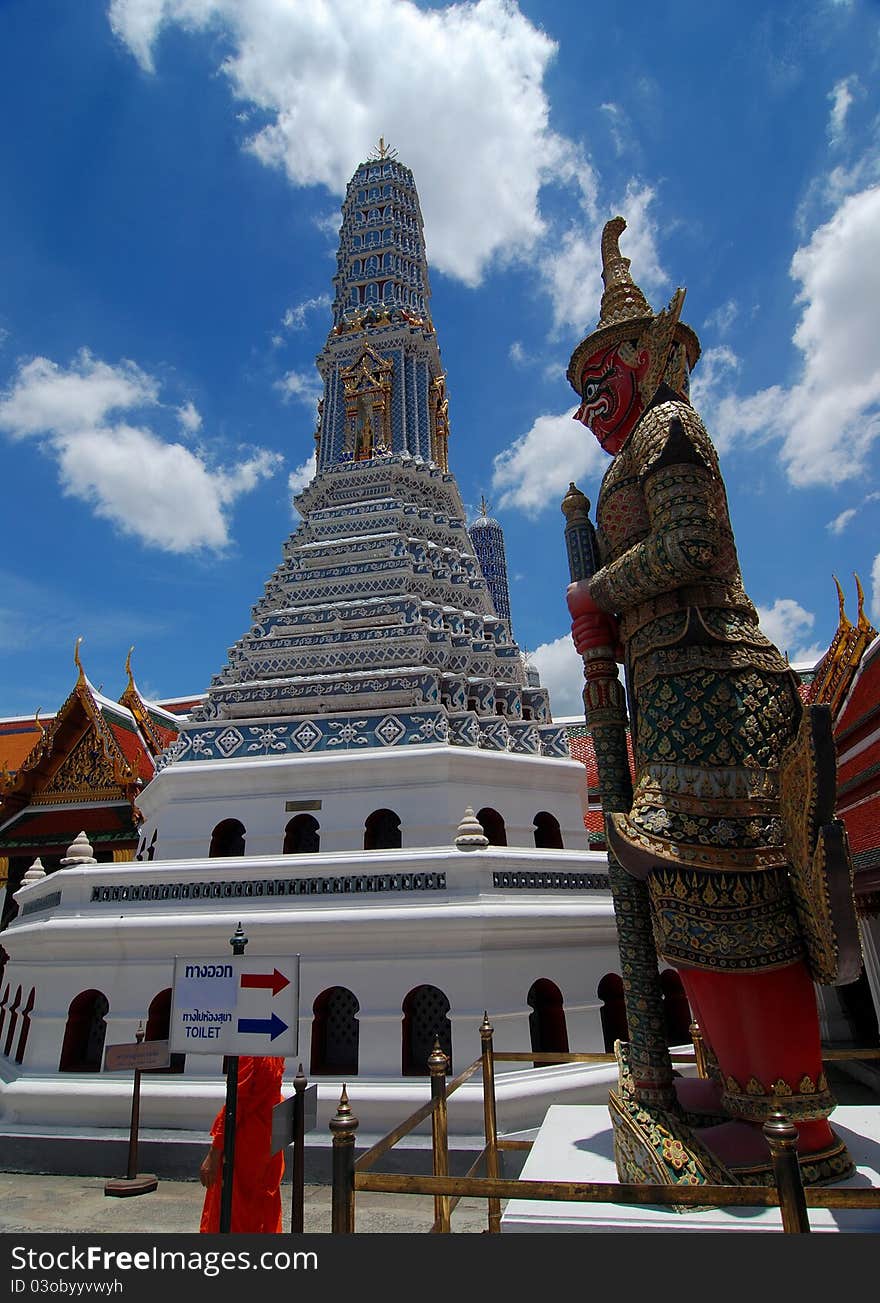 Wat Phra Kaew, on the east I see a lot of publicity. There is not any other side. Wat Phra Kaew, on the east I see a lot of publicity. There is not any other side.