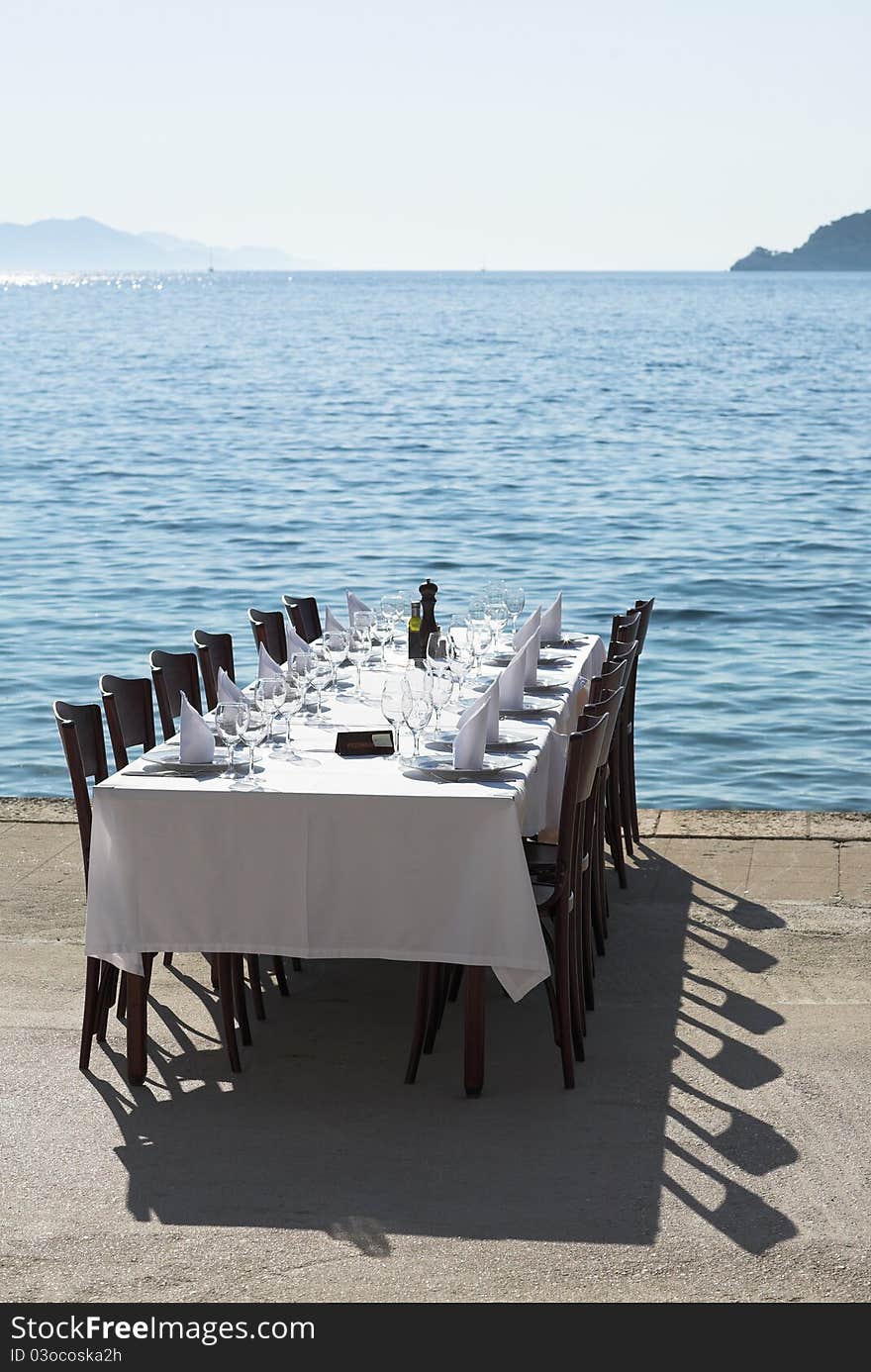 Outdoor restaurant table nextr to sea shore