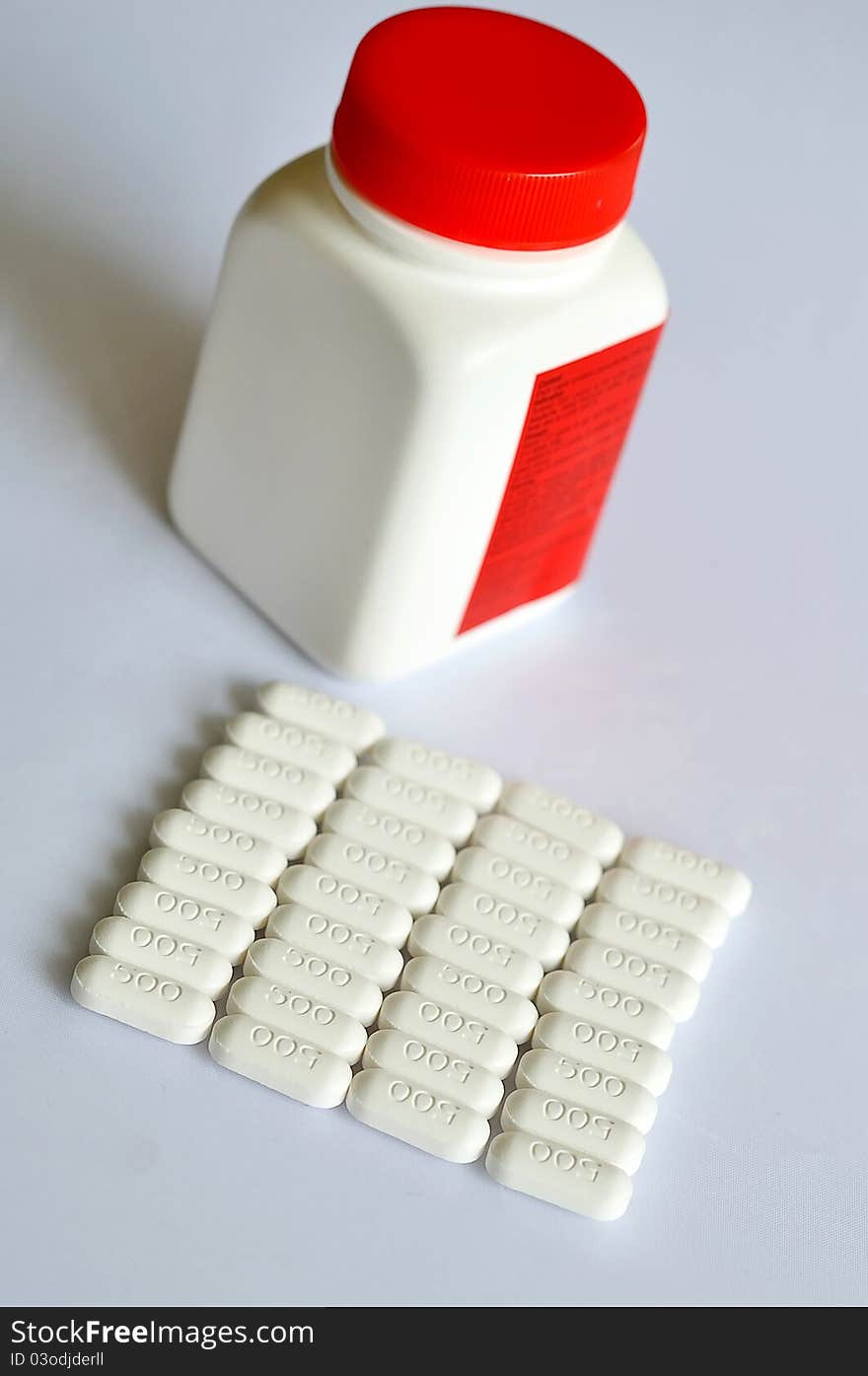 A pills of paracetamol with bottle