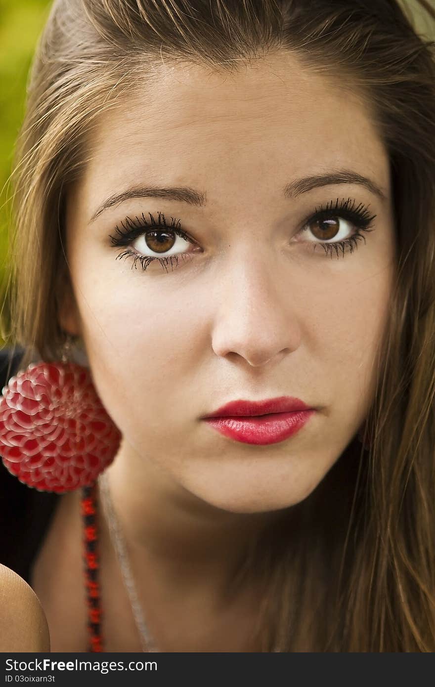 Beautiful girl walks in the park in autumn