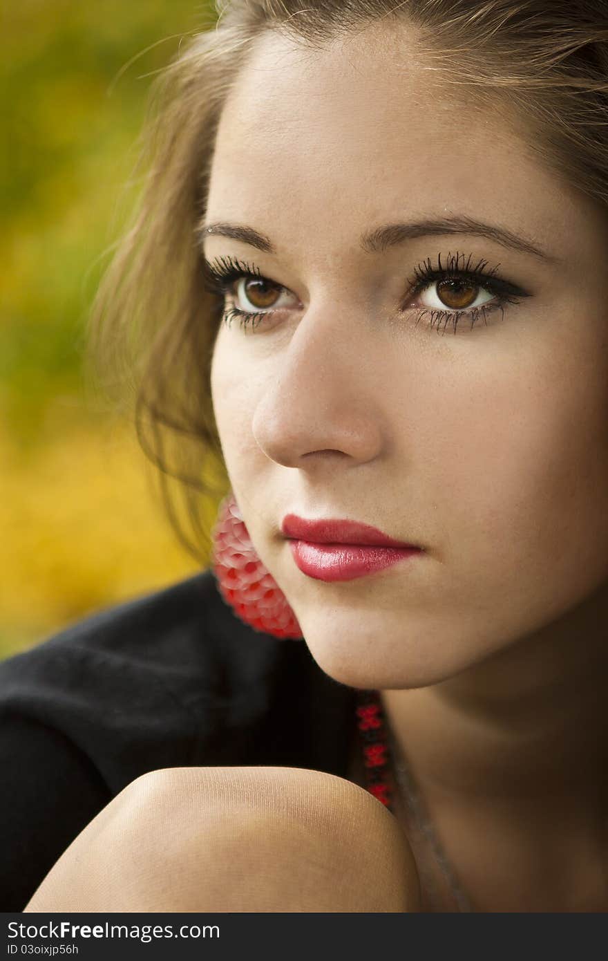 Beautiful girl walks in the park in autumn