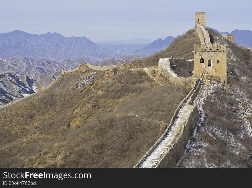 Sunlit view of the great wall of china during the winter