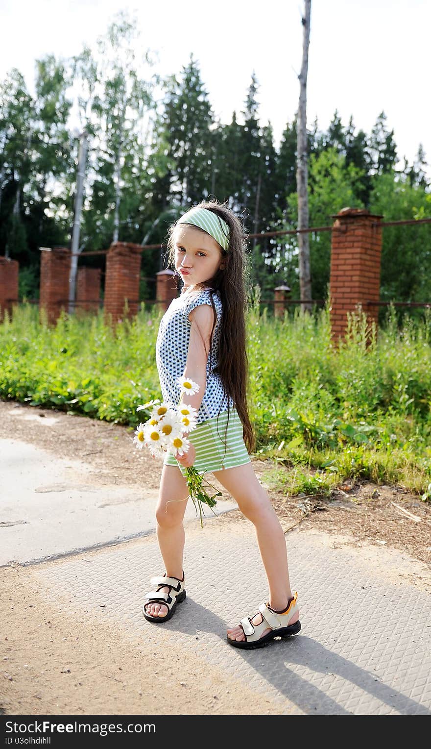 Full length portrait of a child girl with daisies