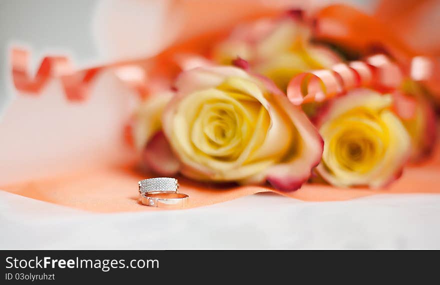 Wedding rings with yellow roses