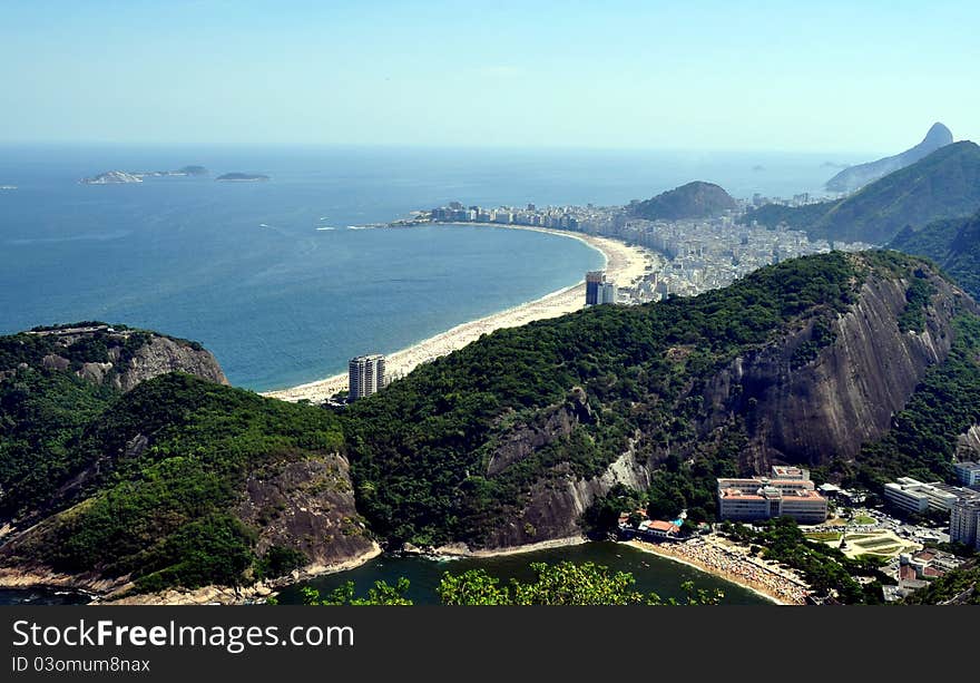 A peak situated in Rio de Janeiro, Brazil, at the mouth of Guanabara Bay on a peninsula that sticks out into the Atlantic Ocean. Rising 396 metres (1,299 ft) above the harbor, its name is said to refer to its resemblance to the traditional shape of concentrated refined loaf sugar. A peak situated in Rio de Janeiro, Brazil, at the mouth of Guanabara Bay on a peninsula that sticks out into the Atlantic Ocean. Rising 396 metres (1,299 ft) above the harbor, its name is said to refer to its resemblance to the traditional shape of concentrated refined loaf sugar.