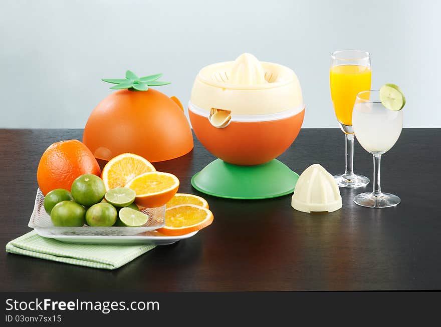 Orange and lemon juice blender machine