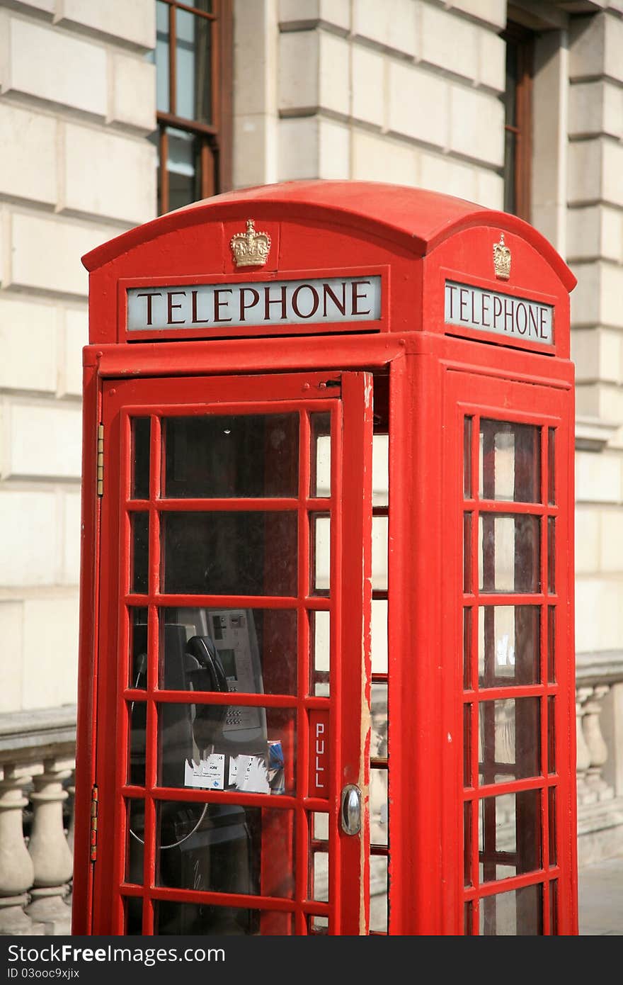 One red phone booth in central london