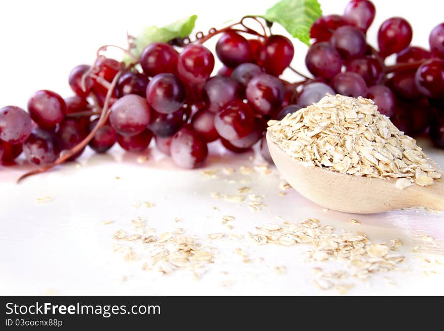 Oat flakes and grapes