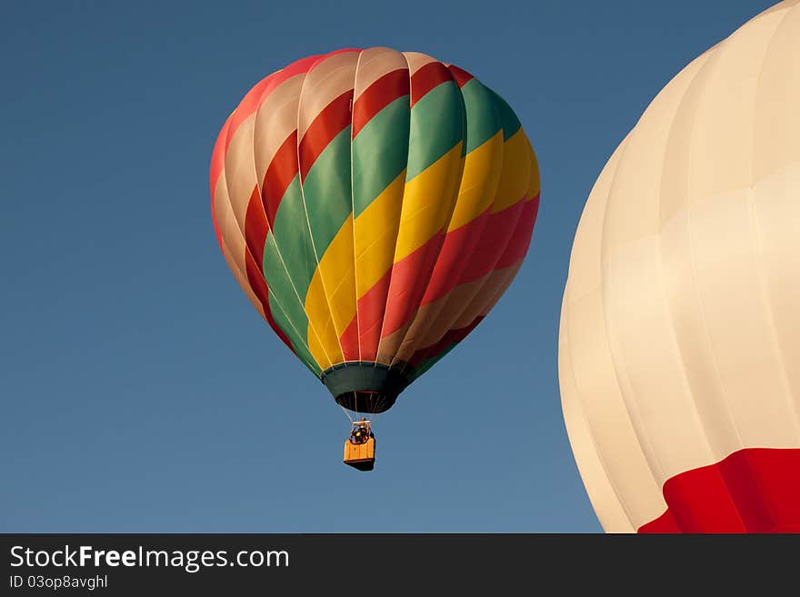 2 balloons, one near one far. 2 balloons, one near one far