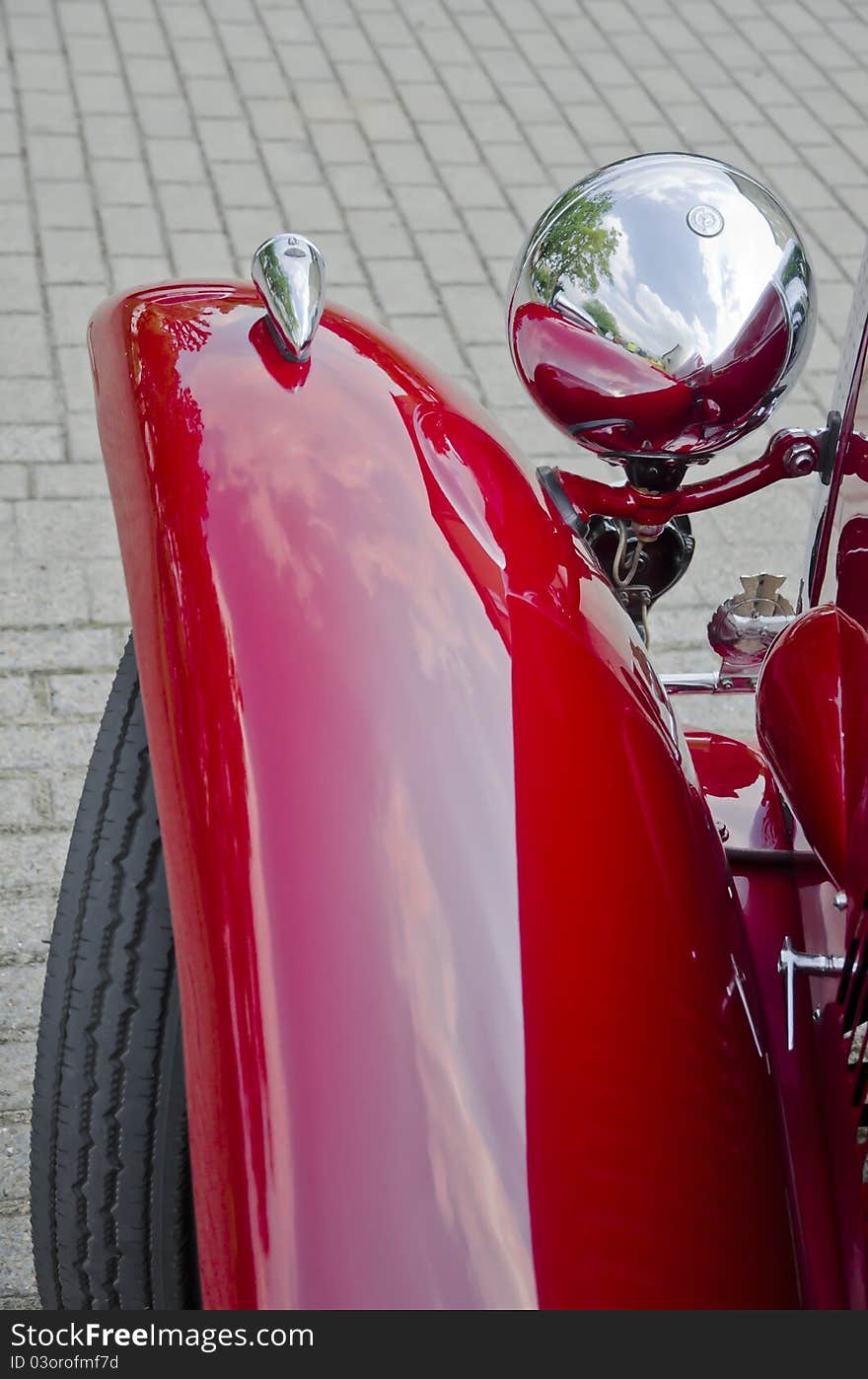 Belling engines, gleaming chrome, sparkling varnish: the fifth Oldenburg old-timer city Grand Prix. Belling engines, gleaming chrome, sparkling varnish: the fifth Oldenburg old-timer city Grand Prix