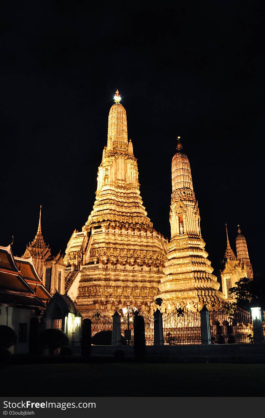 The night view at the twin pagoda at Wat Arun