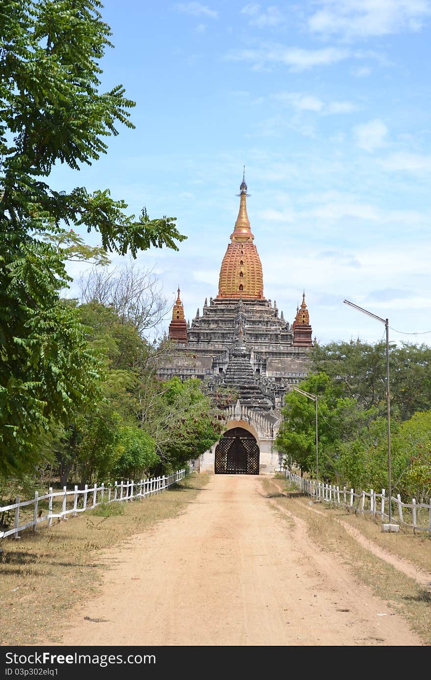 Dusty road to the temple in Bagan