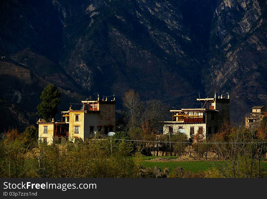 Danba Ganzi Tibetan Autonomous Prefecture in eastern China, 348 kilometers west of Chengdu. Jiarong culture is one of the cradles of national cultural history, there are domestic unique, rare in the world's Road, Suopo group of ancient towers, there Heaven, with a strong national style of the Tibetan Nationality houses. !. Danba Ganzi Tibetan Autonomous Prefecture in eastern China, 348 kilometers west of Chengdu. Jiarong culture is one of the cradles of national cultural history, there are domestic unique, rare in the world's Road, Suopo group of ancient towers, there Heaven, with a strong national style of the Tibetan Nationality houses. !