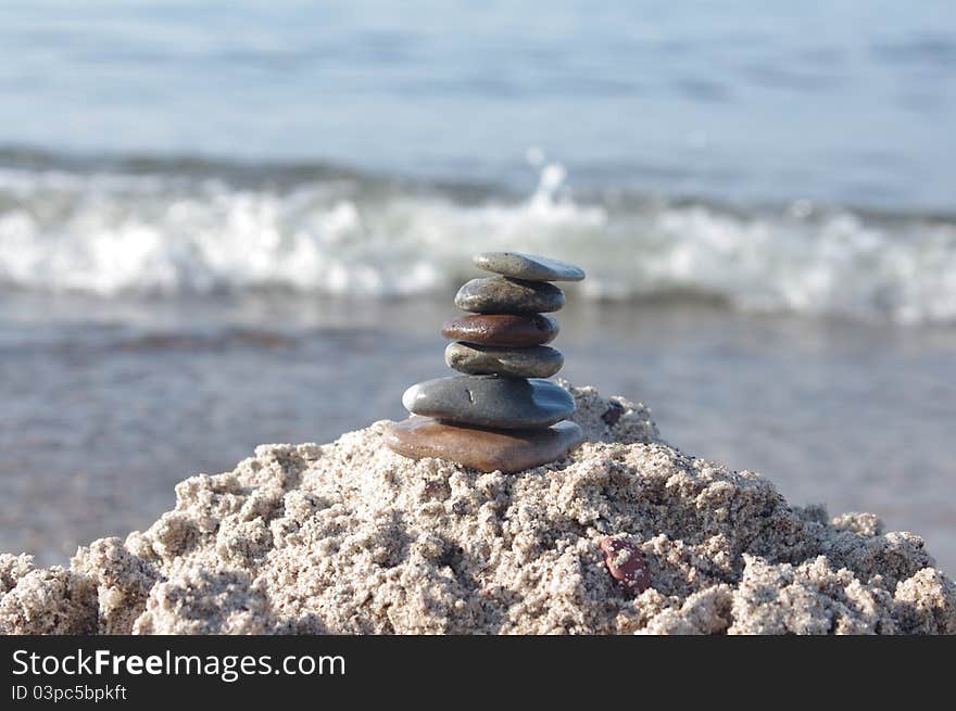 Pyramid with six stones