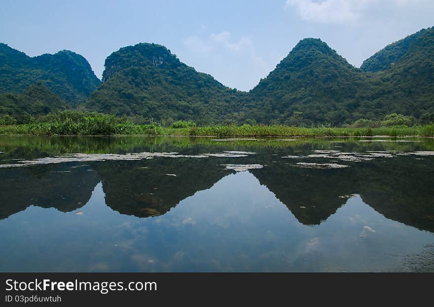 On the way to the Perfume Pagoda, you cross mountainous landscapes on a craft, on very quiet water. On the way to the Perfume Pagoda, you cross mountainous landscapes on a craft, on very quiet water.