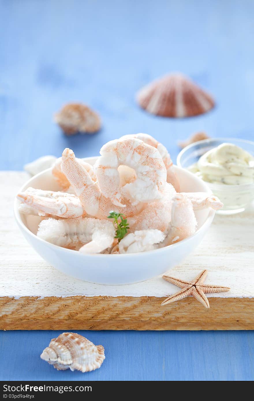 Fresh frozen shrimps in bowl with decoration