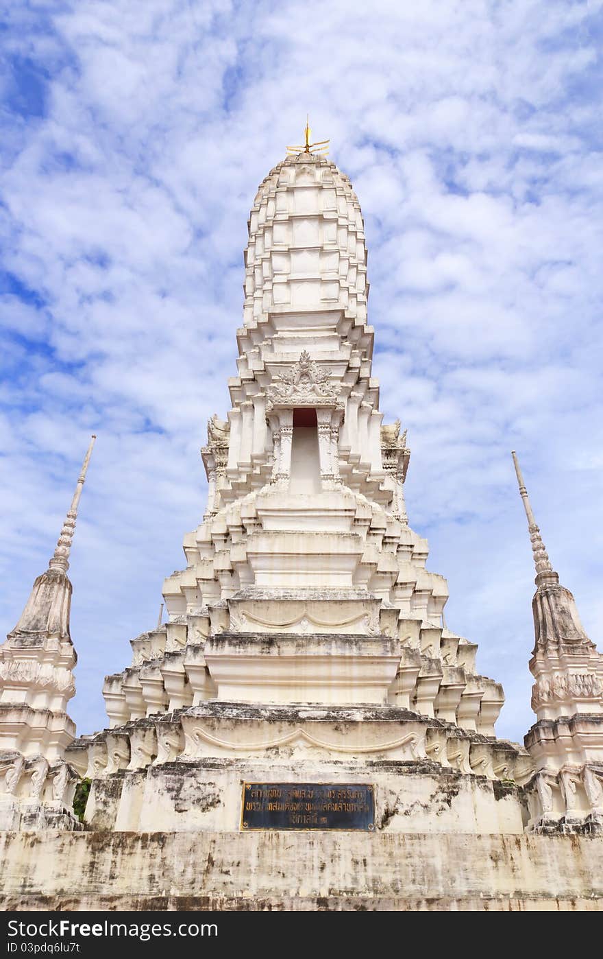 White large Stupa of Wat Amphawan Chetiyaram.