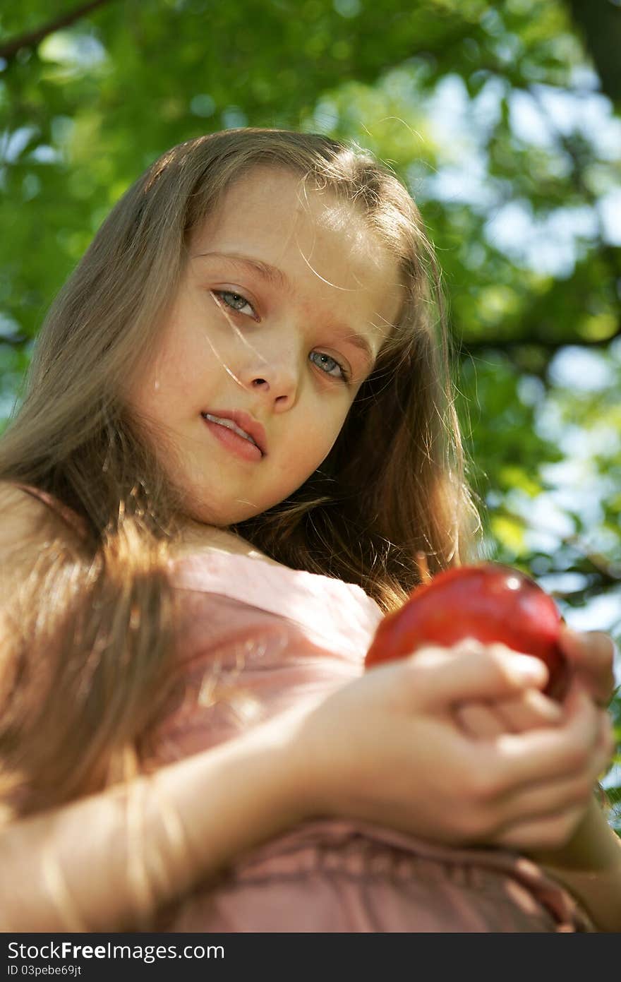 The little girl with an apple