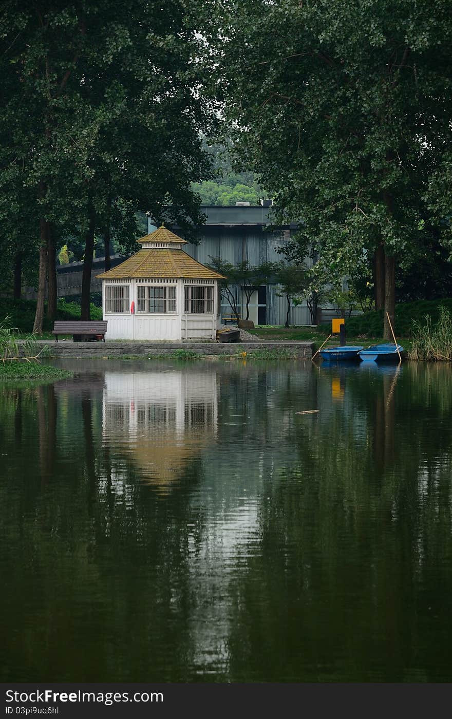 A cabin stands by the lake, making a sense of peace. A cabin stands by the lake, making a sense of peace.